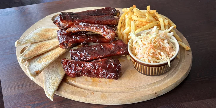 500–1000 g vepřových žeber zapečených s medovou BBQ omáčkou, hranolky a Coleslaw