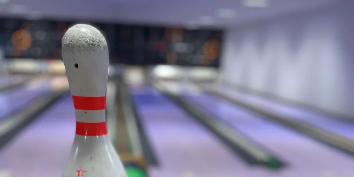 Zábava a pochutnání k tomu: Bowling a prkno s řízečky či křidélky nebo steak s hranolky