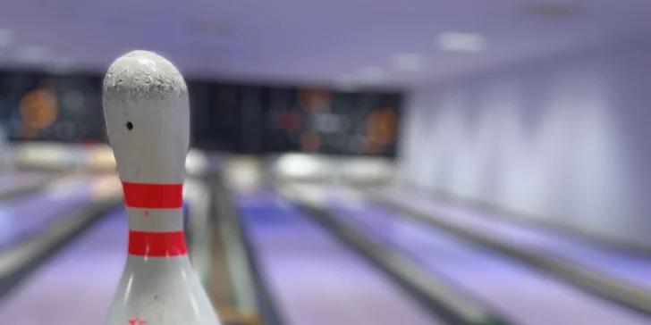 Zábava a pochutnání k tomu: Bowling a prkno s řízečky či křidélky nebo steak s hranolky