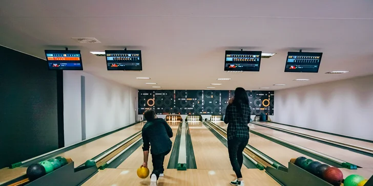 Zábava a pochutnání k tomu: Bowling a prkno s řízečky či křidélky nebo steak s hranolky