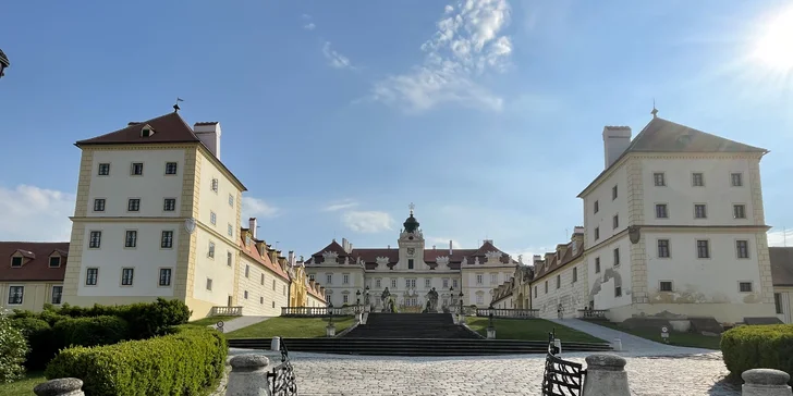 Původně renesanční zámek Valtice navlékl po přestavbě barokní kabát. 