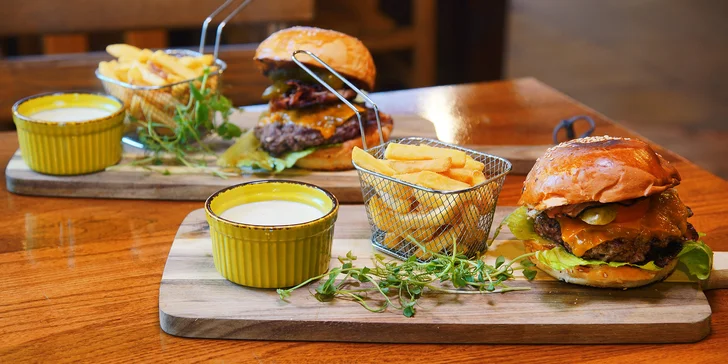 1 či 2 burgery dle výběru: hovězí maso, máslová houska, slanina, BBQ i jalapeño papričky