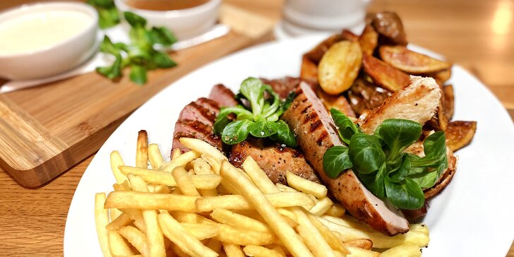 Steakový talíř pro 2 osoby: 3 druhy masa, americké brambory i hranolky a omáčky