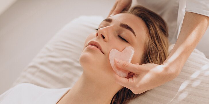 Liftingová Gua Sha masáž obličeje, maderoterapie nebo relaxační levandulová masáž