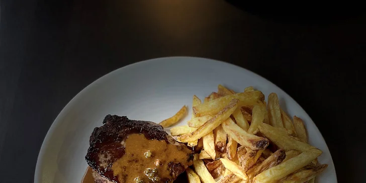 Zábava a pochutnání k tomu: Bowling a prkno s řízečky či křidélky nebo steak s hranolky