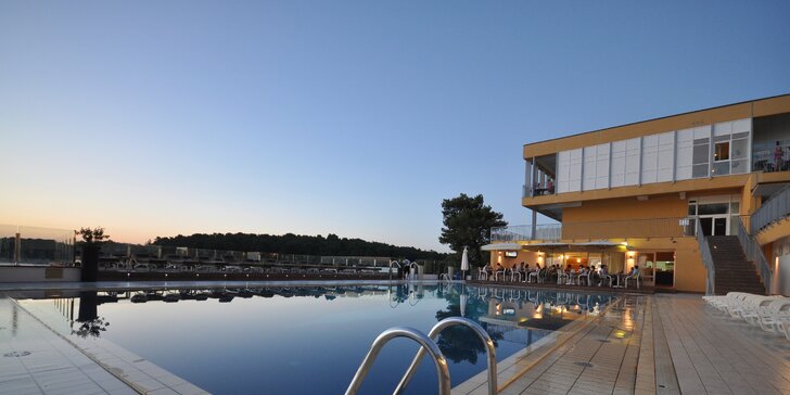 Dovolená v chorvatské Pule: apartmány 100 m od moře, venkovní a dětský bazén