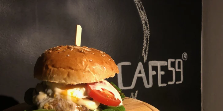 Neodolatelně dobré: Cheese, Egg nebo BBQ burger a hranolky pro 2 osoby