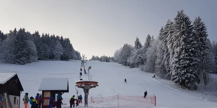 Lyžování nad Jáchymovem: celodenní i večerní skipasy pro děti i dospělé