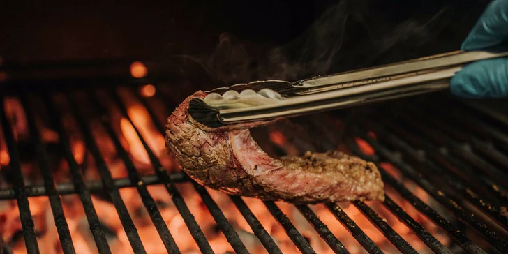 Steakové degustační menu pro 2 osoby: dva nebo tři chody i lahev vína