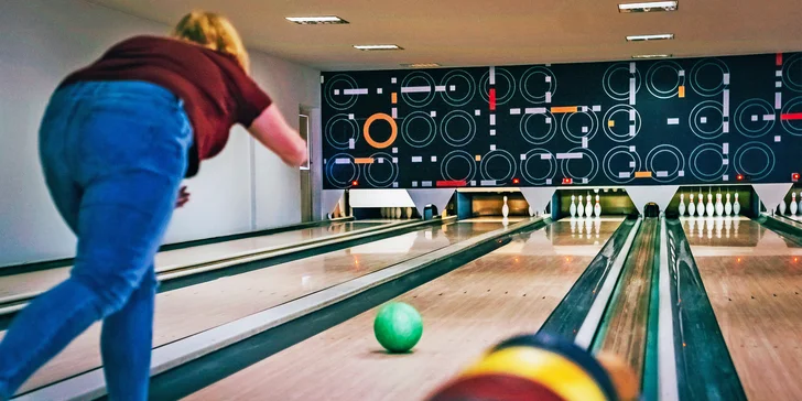 Zábava a pochutnání k tomu: Bowling a prkno s řízečky či křidélky nebo steak s hranolky