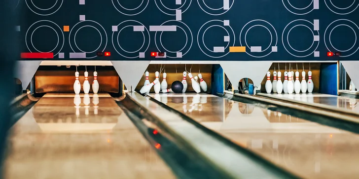 Zábava a pochutnání k tomu: Bowling a prkno s řízečky či křidélky nebo steak s hranolky