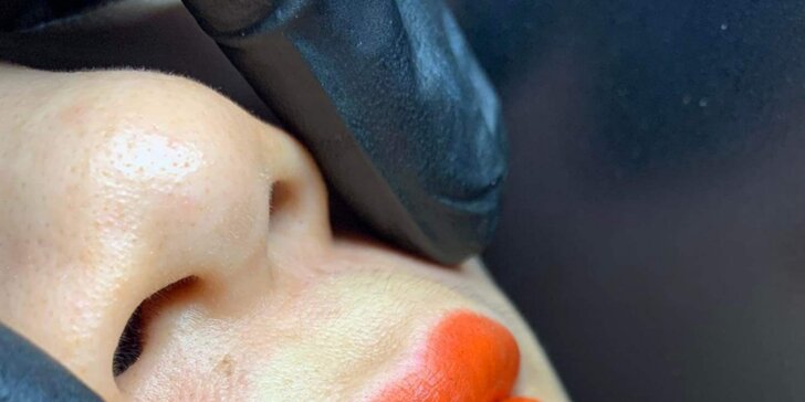 Permanentní make-up obočí vláskováním či pudrovým efektem nebo stínování rtů