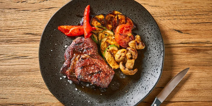 Steakové degustační menu pro 2 osoby: dva nebo tři chody i káva a lahev vína