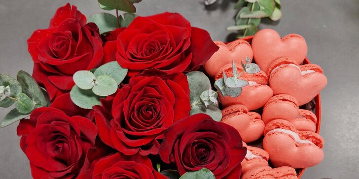 Dárek plný lásky: valentýnský box s 10 makronkami a 7 růžemi