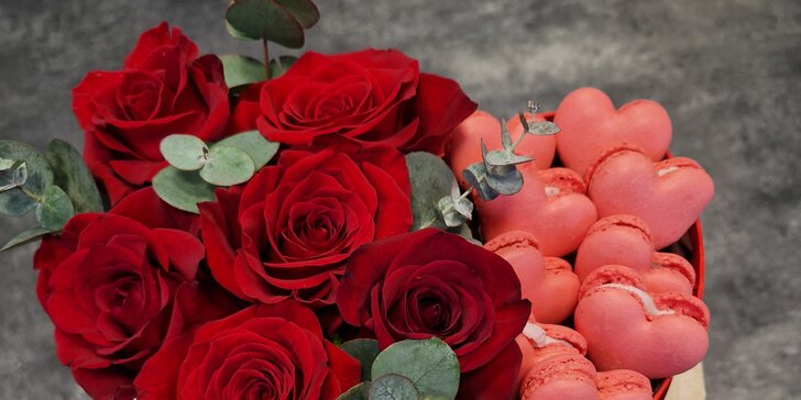 Dárek plný lásky: valentýnský box s 10 makronkami a 7 růžemi
