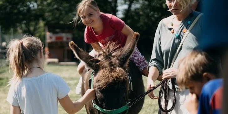 Exkurze na farmě pro celou rodinu: seznámení se zvířaty, prohlídka areálu i jízda na oslíkovi