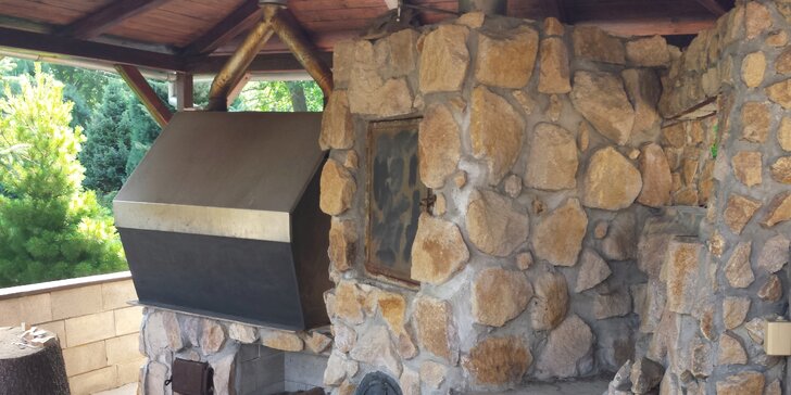 Vybavená chata v Lužických horách až pro 5 osob: kuchyňka i posezení s grilem