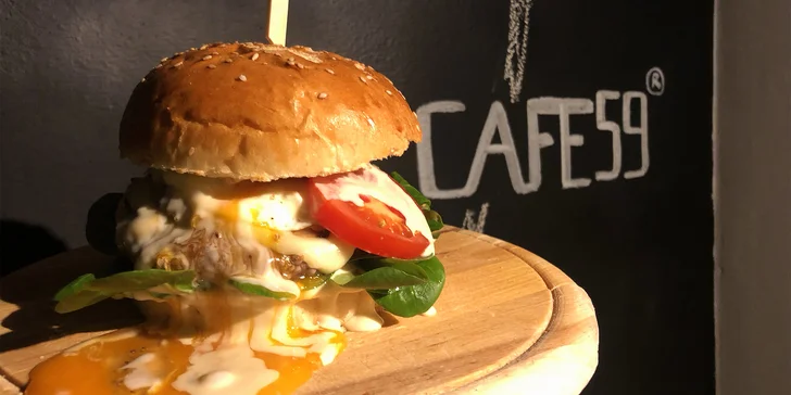 Neodolatelně dobré: Cheese, Egg nebo BBQ burger a hranolky pro 2 osoby