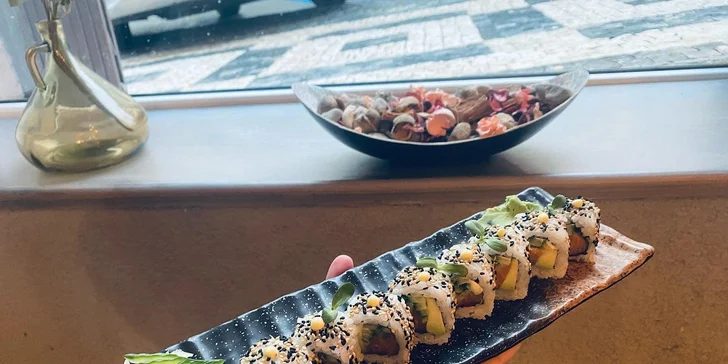 Sushi sety i s polévkou Pho-Bo, dezertem, pivem a limonádou až pro 4 osoby