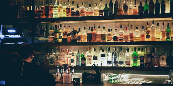 Bottle service v podniku The Factory Bar: alko i nealko, dle programu také živá hudba