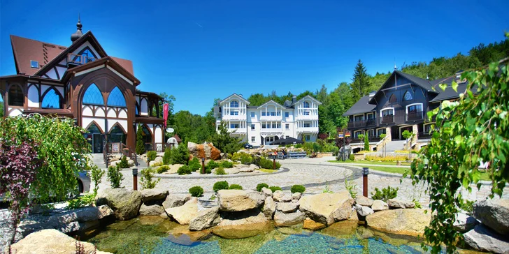 Přepychový resort ve Sklářské Porubě: apartmány pro páry i rodiny, strava a wellness a až 2 děti zdarma