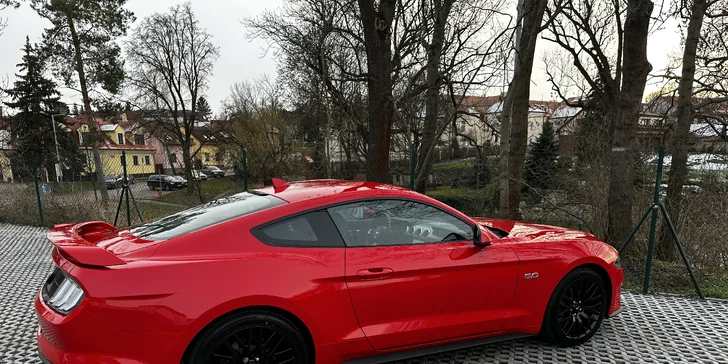 Pronájem Fordu Mustang GT na 12 i 72 hodin: pětilitrový motor, osm válců, 449 koní pod kapotou