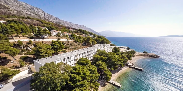 Dovolená u Omiše: plážový resort s all inclusive light, hotel i bungalovy, v létě animační program