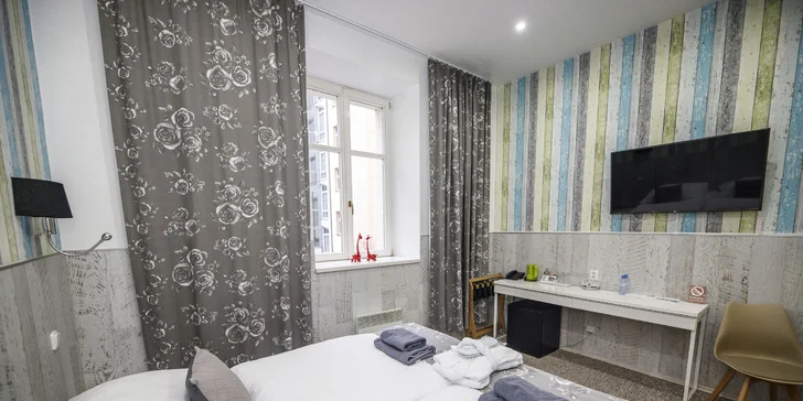 Na všech pokojích je čajový set, televize, minibar a Wi-Fi připojení. 