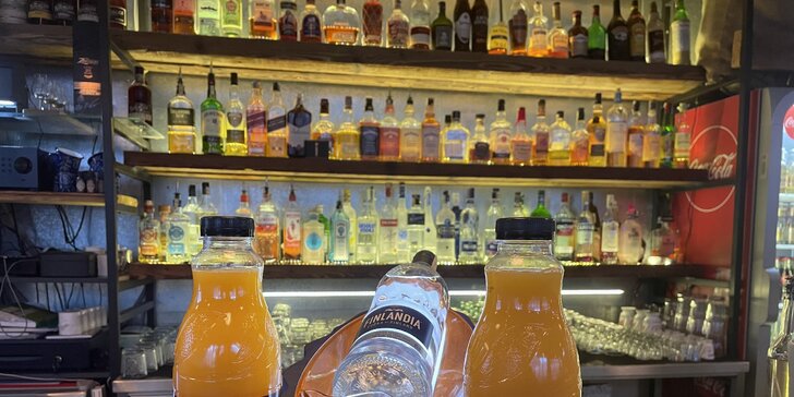 Bottle service v podniku The Factory Bar: alko i nealko, dle programu také živá hudba