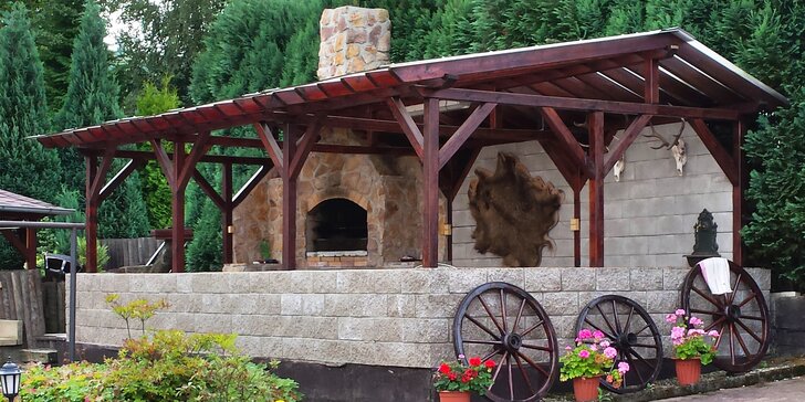 Vybavená chata v Lužických horách až pro 5 osob: kuchyňka, krytý bazén i posezení s grilem