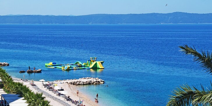 Dovolená v chorvatské Podgoře: hotel hned u moře, polopenze i venkovní bazén