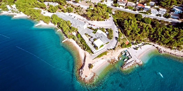 Dovolená u Omiše: plážový resort s all inclusive light, hotel i bungalovy, v létě animační program