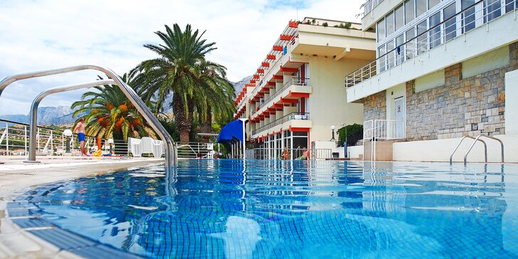 Dovolená v chorvatské Podgoře: hotel hned u moře, polopenze i venkovní bazén
