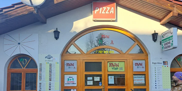 Pizza pro 1 nebo 2 osoby: průměr 32 cm, výběr z 22 druhů, i k odnosu s sebou