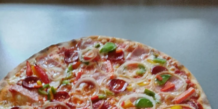 Pizza pro 1 nebo 2 osoby: průměr 32 cm, výběr z 22 druhů, i k odnosu s sebou