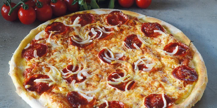 Pizza pro 1 nebo 2 osoby: průměr 32 cm, výběr z 22 druhů, i k odnosu s sebou