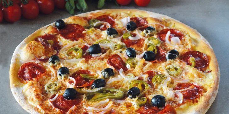 Pizza pro 1 nebo 2 osoby: průměr 32 cm, výběr z 22 druhů, i k odnosu s sebou