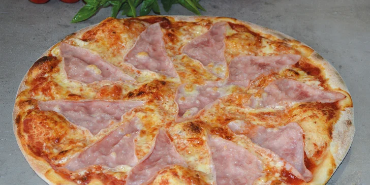 Pizza pro 1 nebo 2 osoby: průměr 32 cm, výběr z 22 druhů, i k odnosu s sebou