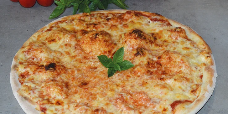 Pizza pro 1 nebo 2 osoby: průměr 32 cm, výběr z 22 druhů, i k odnosu s sebou