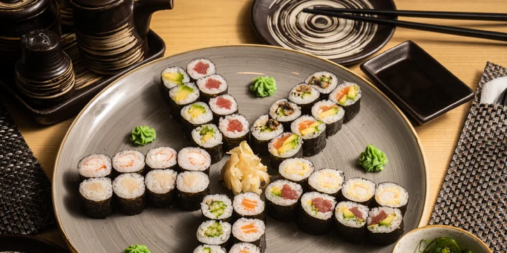 Až 46 ks pestrého sushi i s wakame salátem, polévkami a vínem