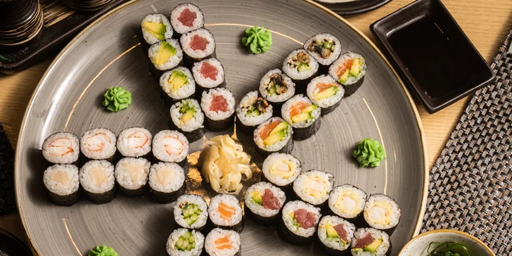 Až 46 ks pestrého sushi i s wakame salátem, polévkami a vínem