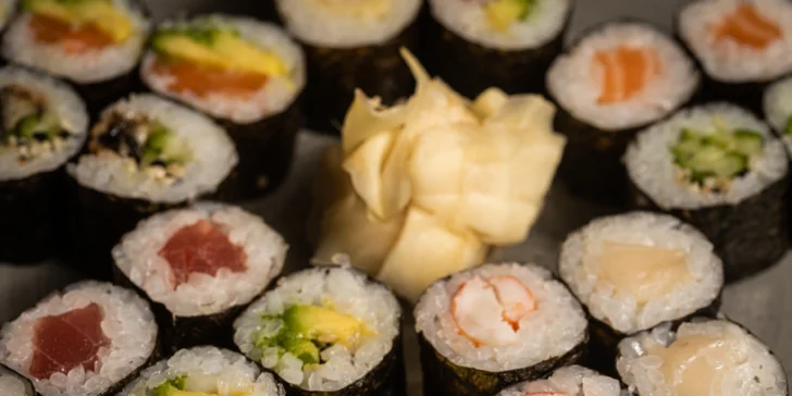 Až 46 ks pestrého sushi i s wakame salátem, polévkami a vínem