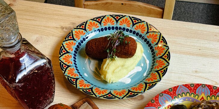 Vydatná snídaně či pravé ukrajinské menu: míchaná vejce, slané či sladké syrniky i kotlet s nakládačkami