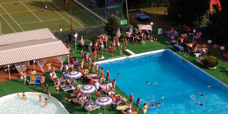 Rodinná dovolená u Rimini: hotel s bohatým zázemím pro děti, polopenze s nápoji, venkovní bazén