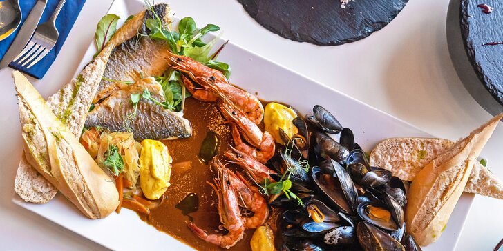 Francouzské menu pro 2 osoby: bouillabaissa s rybami a mořskými plody i dezert, kuchař s michelinskou praxí