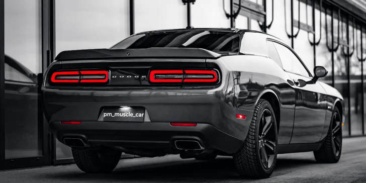 Nabušený Dodge Challenger s výkonem 375 koní: spolujízda, řízení i zapůjčení