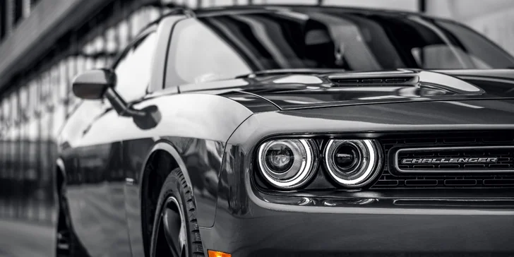 Nabušený Dodge Challenger s výkonem 375 koní: spolujízda, řízení i zapůjčení