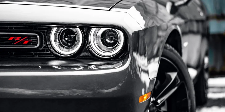 Nabušený Dodge Challenger s výkonem 375 koní: spolujízda, řízení i zapůjčení