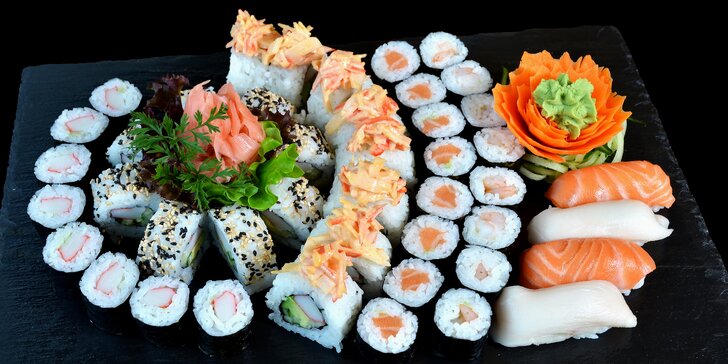 Restaurace s japonskou atmosférou: sushi sety s 18 nebo 44 ks v Sakura Sushi