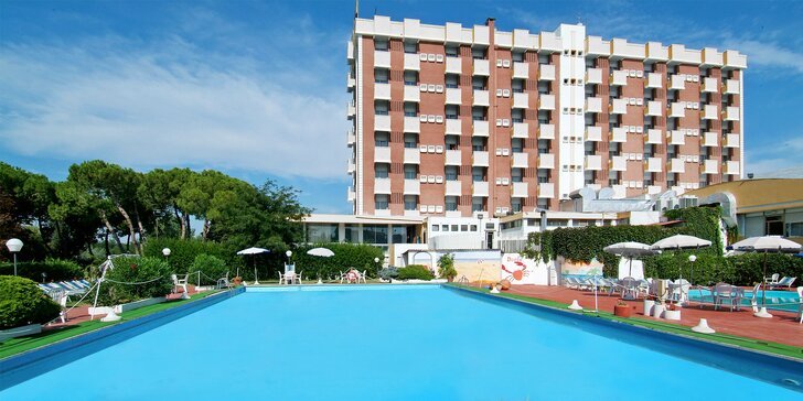 Rodinná dovolená u Rimini: hotel s bohatým zázemím pro děti, polopenze s nápoji, venkovní bazén